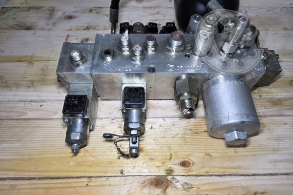 10042729 BLOK ZAWOROWY LIEBHERR